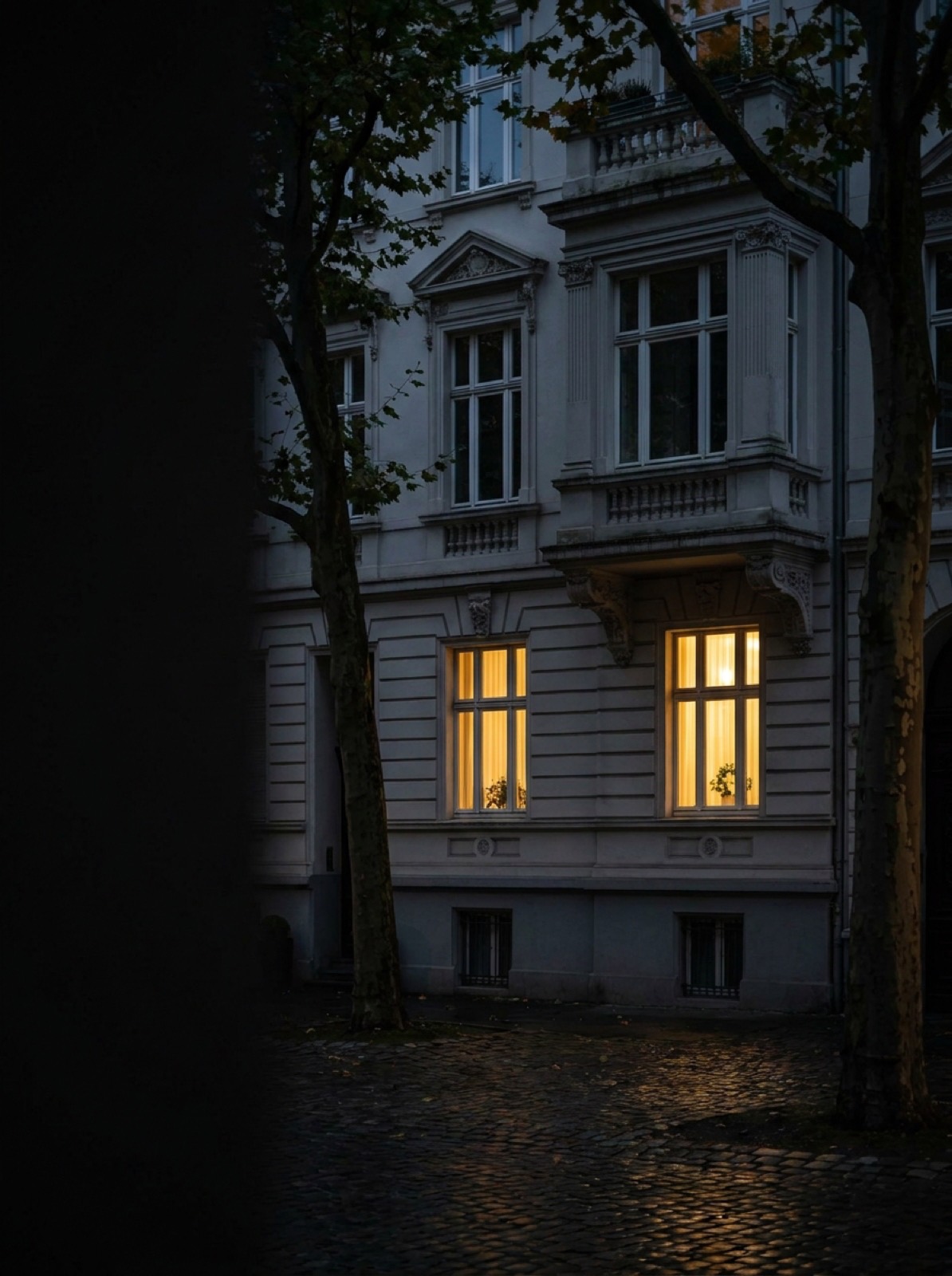 Beleuchtete Altbaufassade in Düsseldorf zur blauen Stunde