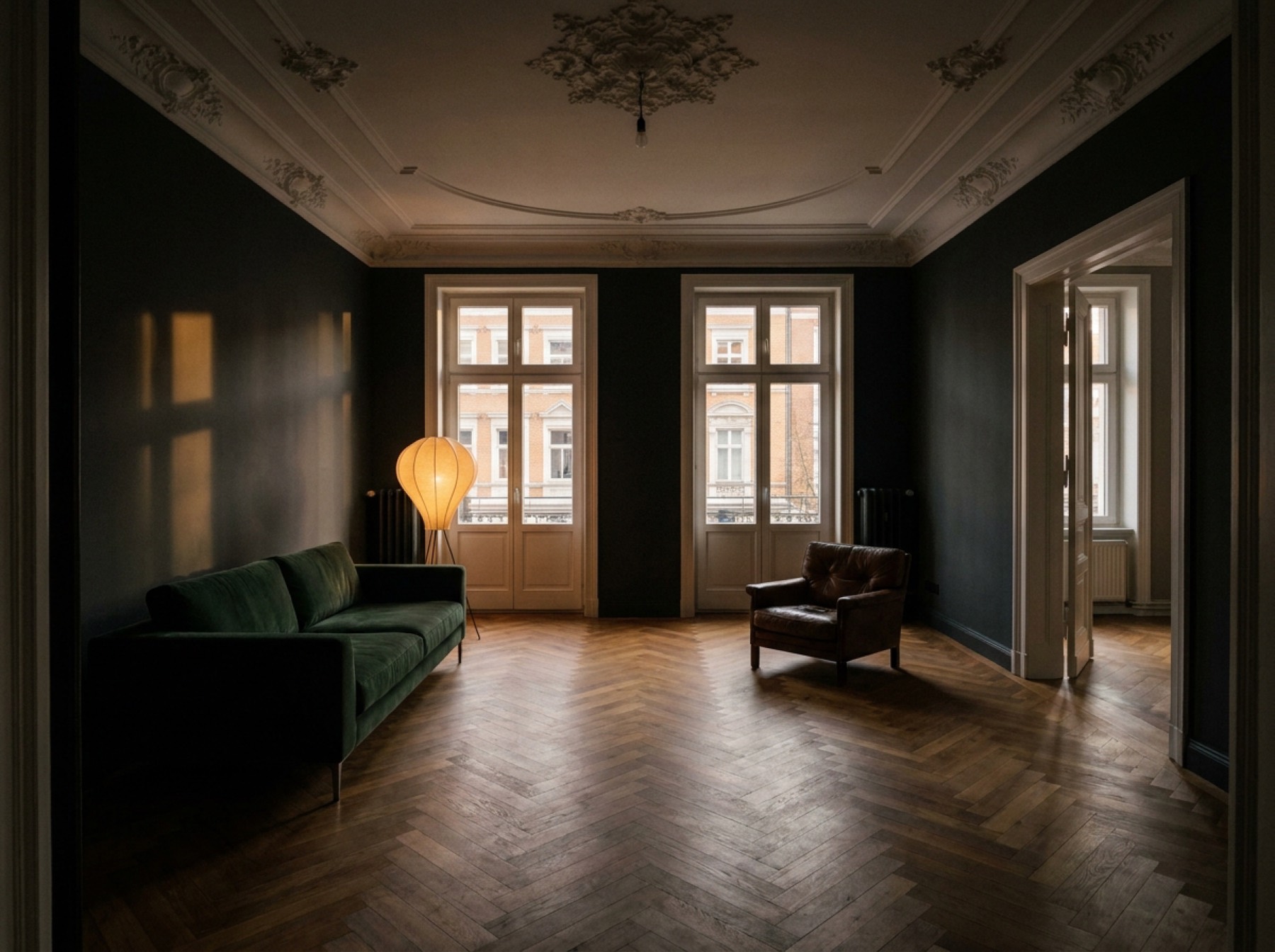 Hochwertig saniertes Altbau-Wohnzimmer am Abend