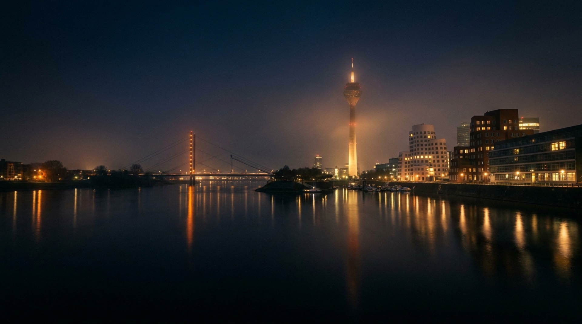 Düsseldorfer Rheinufer bei Nacht